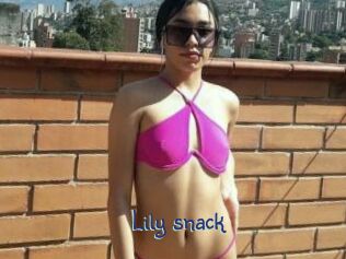 Lily_snack
